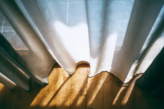 La lumière du matin à travers un rideau